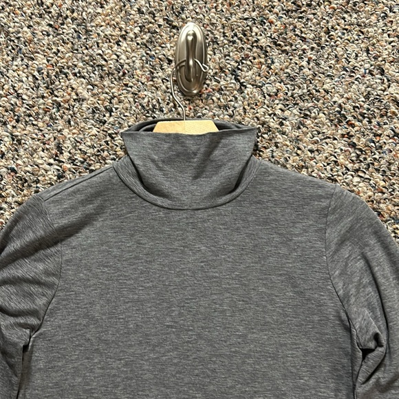 GapFit Grey Breathe Turtleneck T-Shirt - Size S - Picture 4 of 9